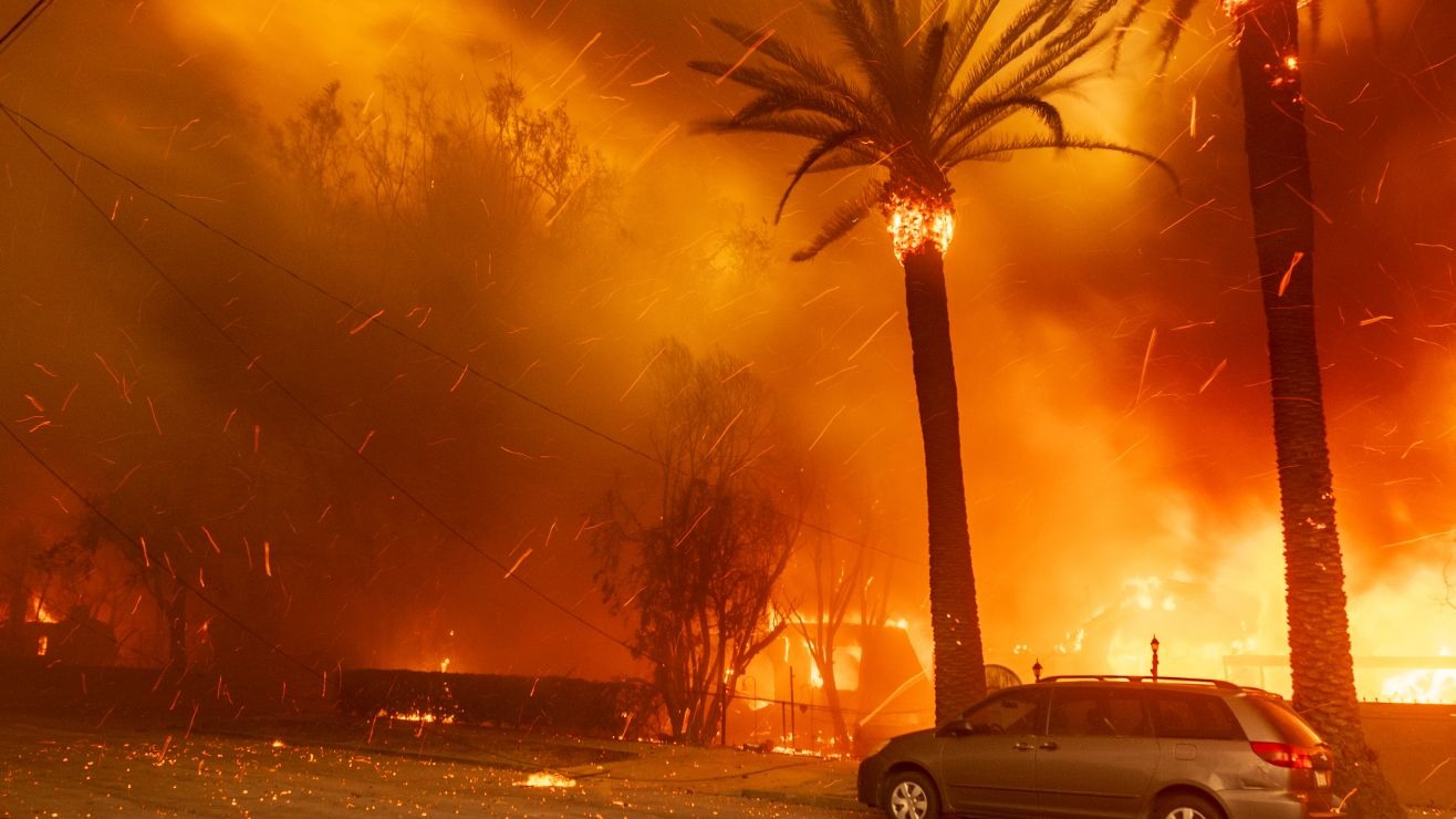 VIDEO: El impactante tornado de fuego que se formó en uno de los incendios en Los Ángeles