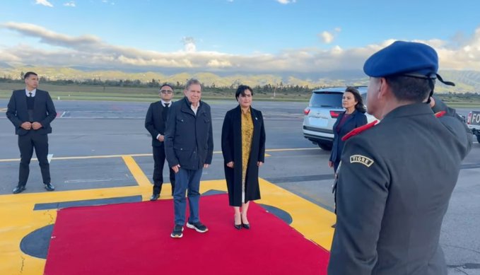 VIDEO: Edmundo González fue recibido con honores en su llegada a Ecuador