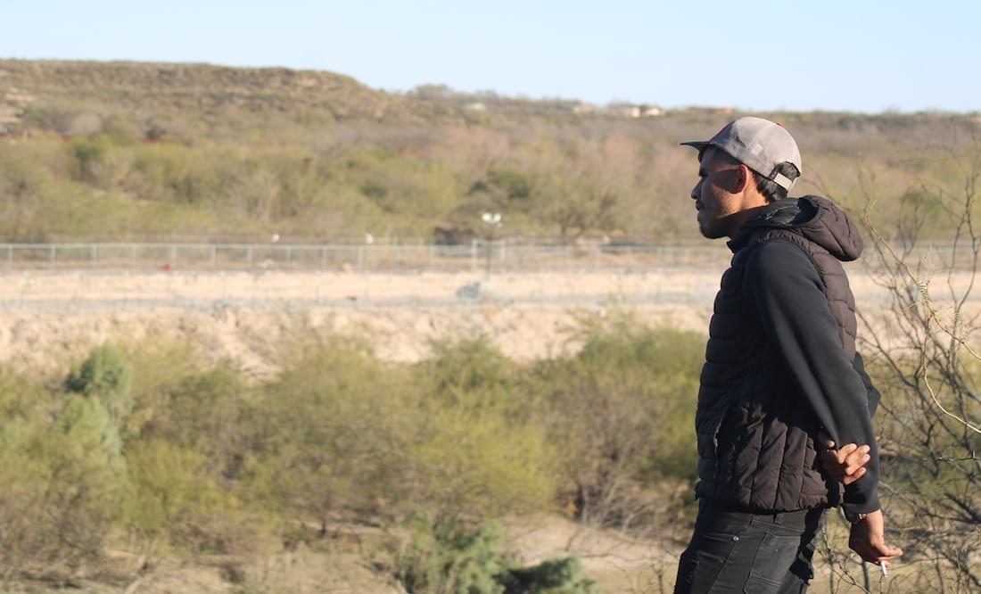 “Quiero terminar de cruzar y entregarme”: Migrante venezolano se cansó de la incertidumbre en la frontera de EEUU