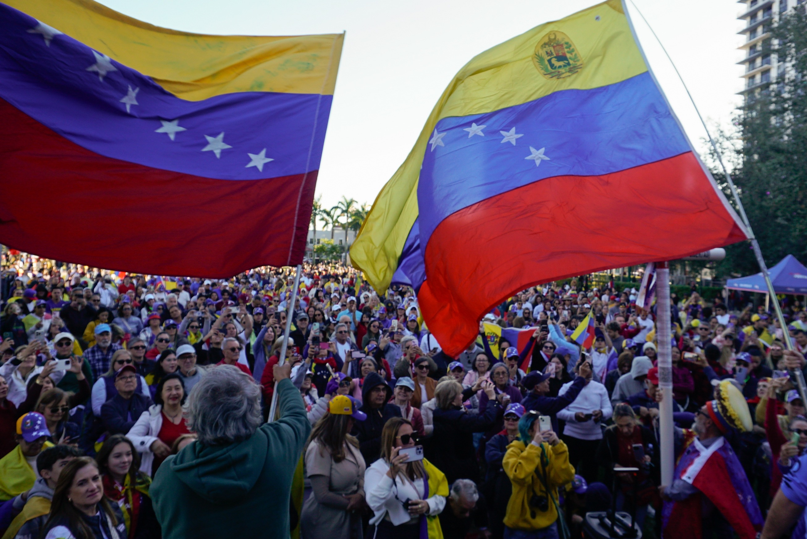 “Nos destruyen todo”: Migrantes venezolanos reaccionan ante la revocación de la extensión de TPS