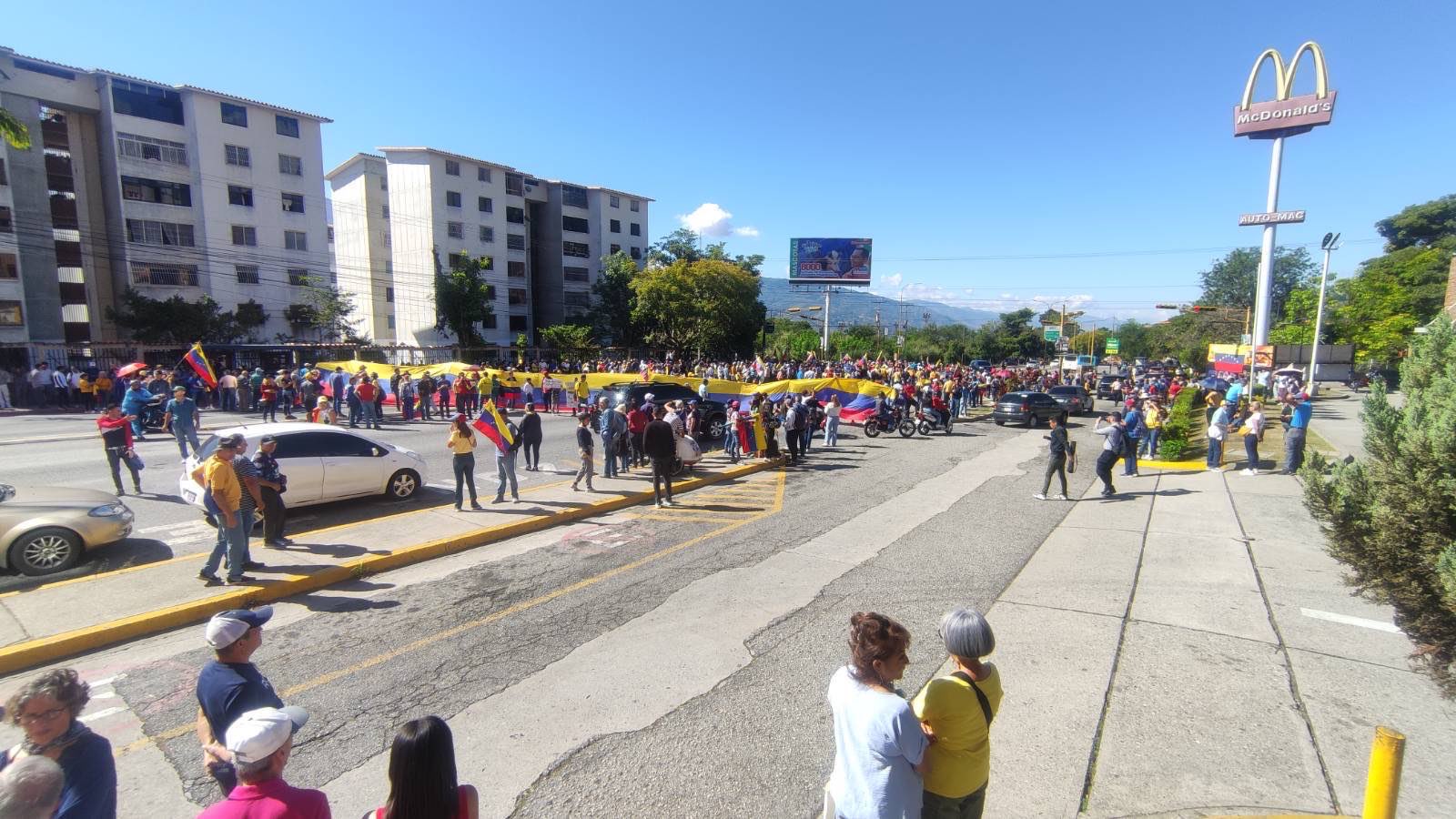 Uniformados se retiraron de punto de encuentro en Mérida ante presencia masiva de manifestantes #9Ene (Imágenes)