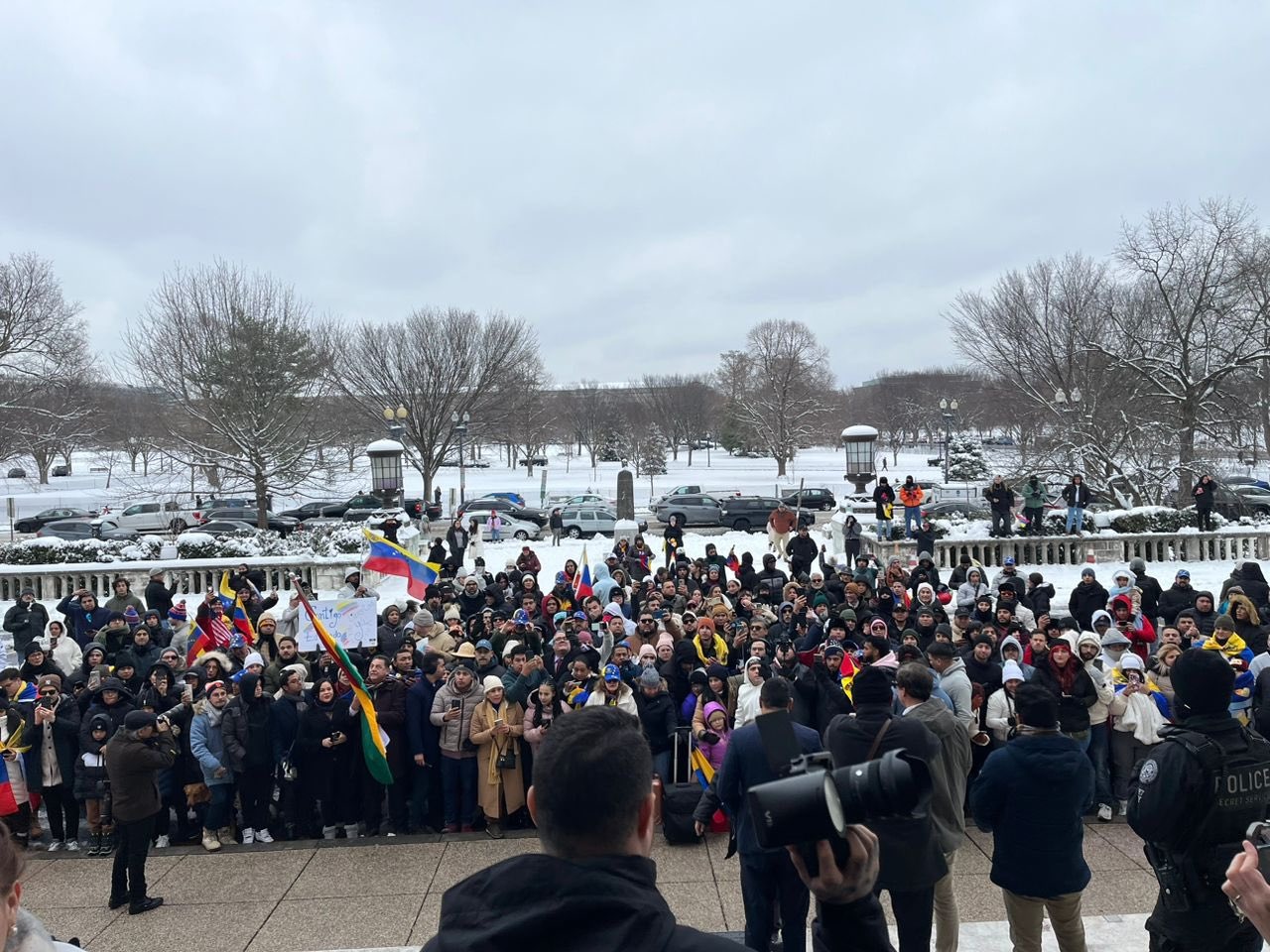 ¡No hay frío que valga! Con inclemente nevada, venezolanos esperan la llegada de Edmundo González a la OEA