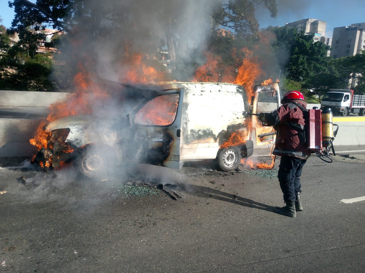 IMÁGENES: vehículo se incendió en la autopista Francisco Fajardo este #26Ene