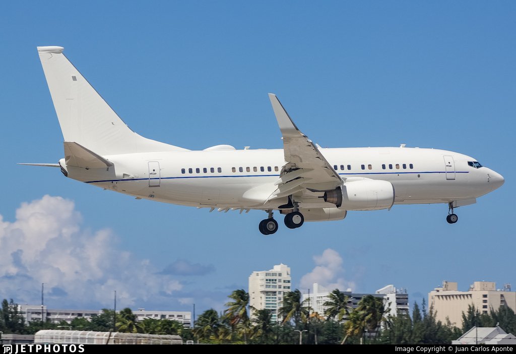 Avión militar que trasladó a enviado especial de Donald Trump aterrizó en Maiquetía