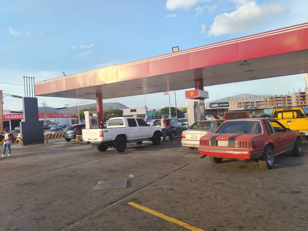 Turistas sufren entre fallas de conectividad y escasez de gasolina