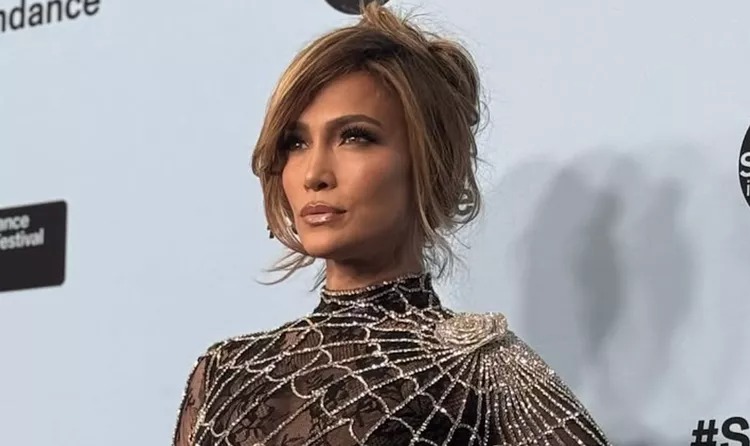 FOTOS: JLo impactó con atrevido vestido en Sundance que dejó poco a la imaginación