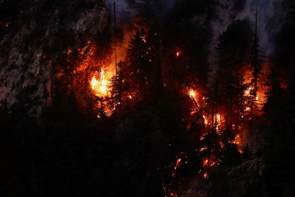 Investigan si un incendio en Año Nuevo que se creyó extinguido causó la tragedia en Los Ángeles