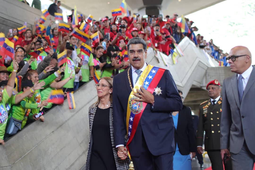 Maduro evitó dar su memoria y cuenta en el Palacio Legislativo y prefirió montar show en el Teresa Carreño