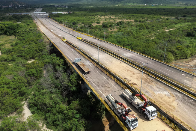 Régimen de Maduro atravesó contenedores en la frontera con Colombia para impedir el paso (VIDEOS)