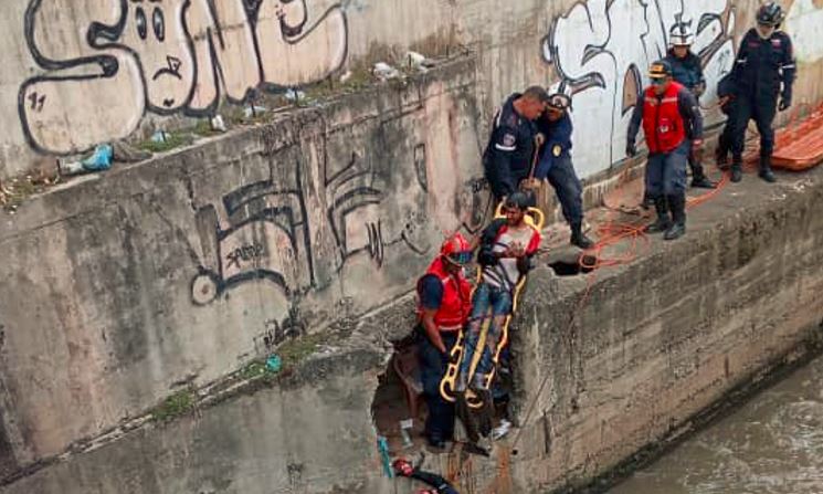 Ángeles de la Autopista y bomberos de Caracas lograron rescatar a un hombre que cayó al río Guaire