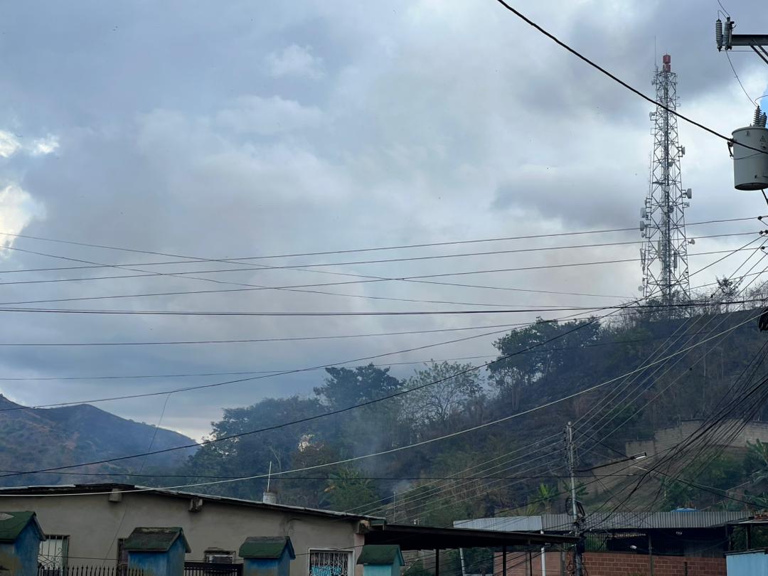 Incendio consume vegetación del cerro Santa Rosa en San Juan de los Morros