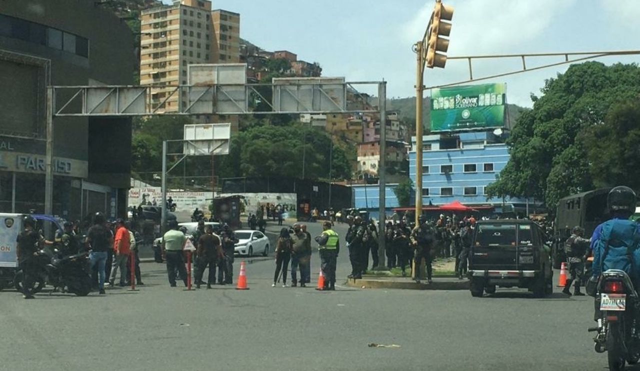 Vecinos de El Paraíso reportan fuerte presencia de efectivos de la Dgcim: revisan teléfonos de los transeúntes