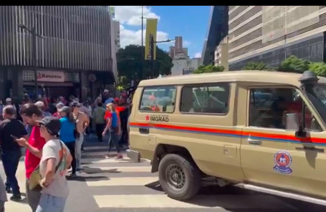 Sebin atravesó camionetas en Chacao para separar marchas del chavismo y la oposición