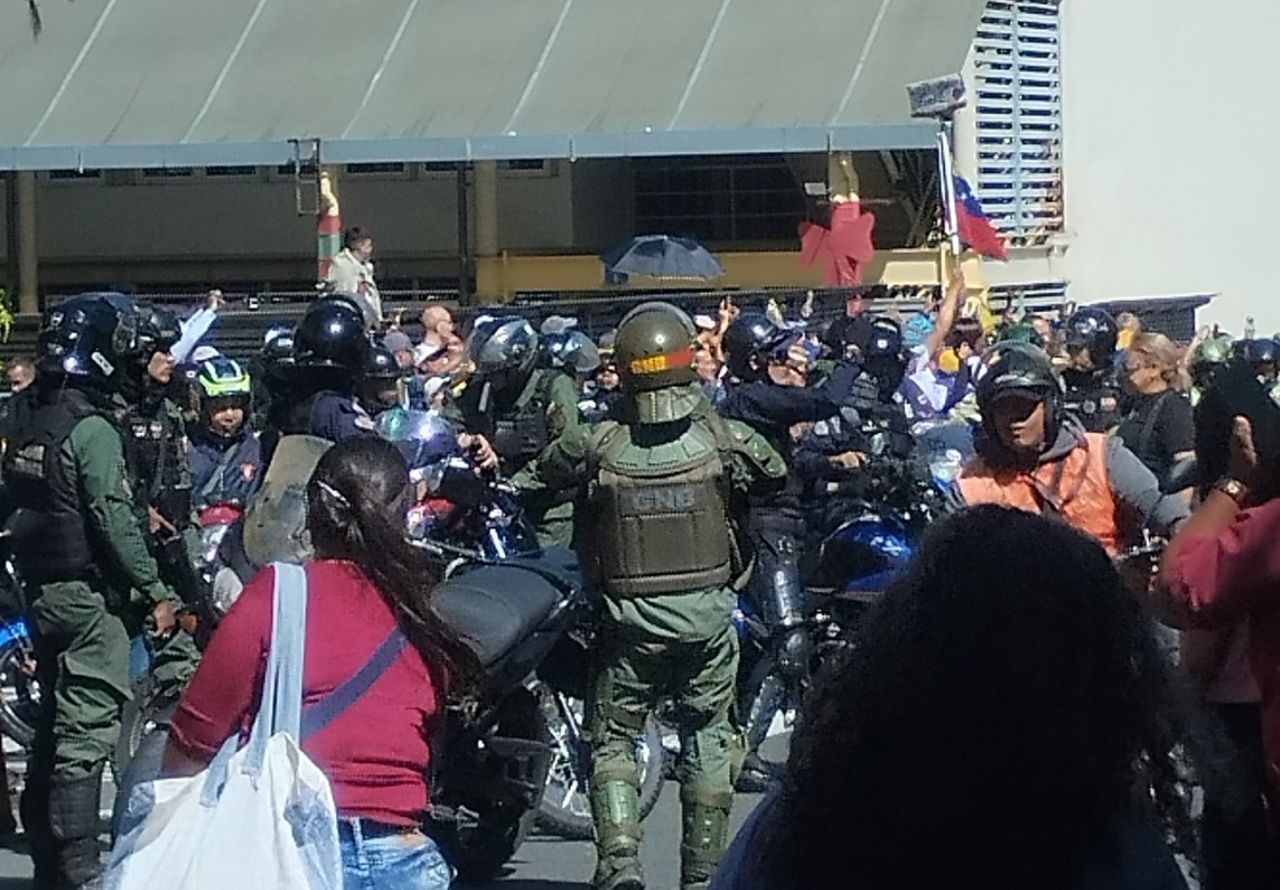 Sin importar la presencia de la GNB habitantes de Los Teques salieron a las calles este #9Ene