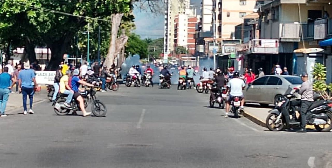 Colectivos y GNB reprimieron a manifestantes de la oposición en Maracay este #9Ene (FOTOS)