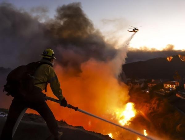 Dictan nuevas órdenes de evacuación por otro incendio alrededor de Los Ángeles