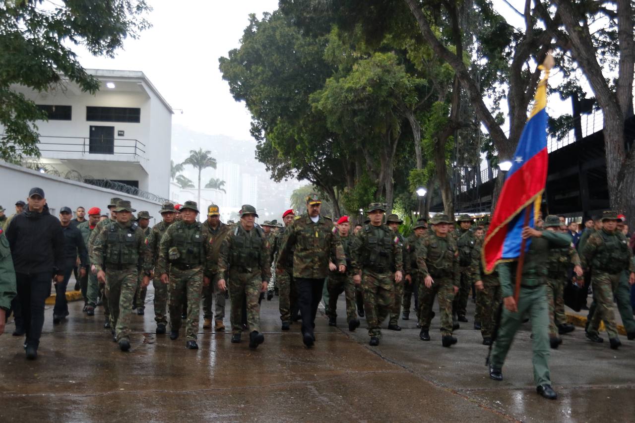 Madrugonazo y una ducha fría bajo la lluvia se pegó Maduro con la cúpula militar chavista