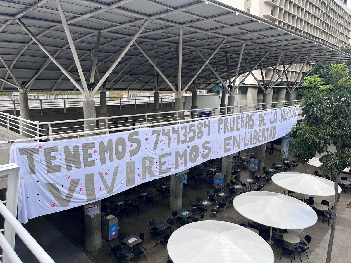 Movimiento estudiantil de la Ucab exhibió gigante pancarta a favor de Edmundo González (Fotos)