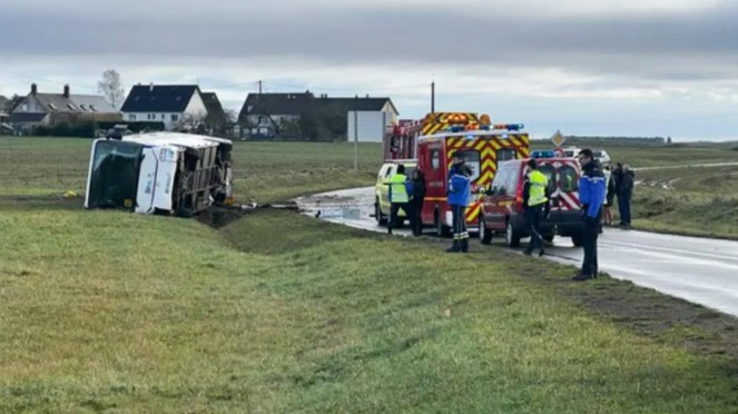 Accidente de un autobús escolar dejó al menos un menor fallecido y 40 heridos en Francia