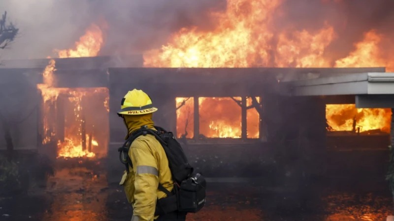 “Parece un infierno”: varios incendios avanzan sin control en Los Ángeles destruyendo todo a su paso