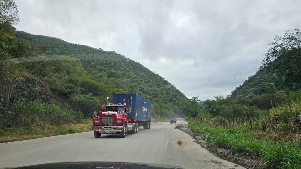 “Una guillotina”: Qué pasa en la carretera más mortífera de Venezuela