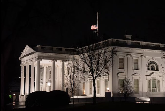 ¿Por qué las banderas de EEUU se izarán a media asta en la toma de posesión de Trump?