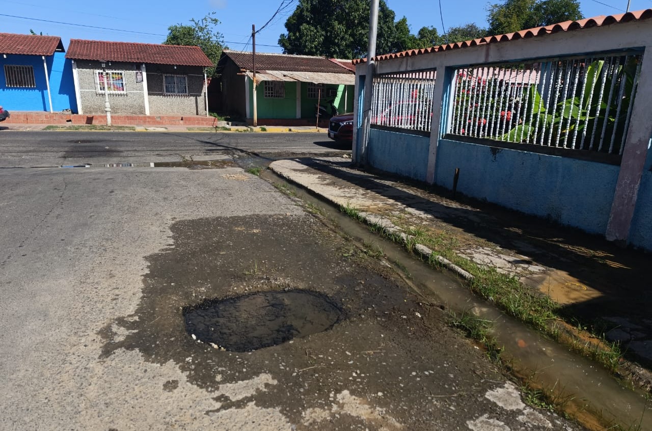 Botes de agua destruyen calles de La Caraqueña en Puerto La Cruz