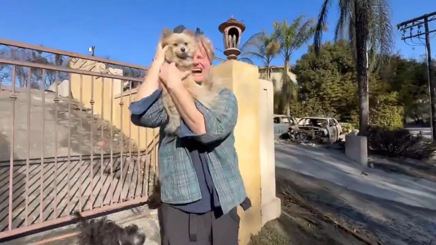 El emotivo reencuentro entre un hombre y su perro tras los incendios en California (VIDEO)