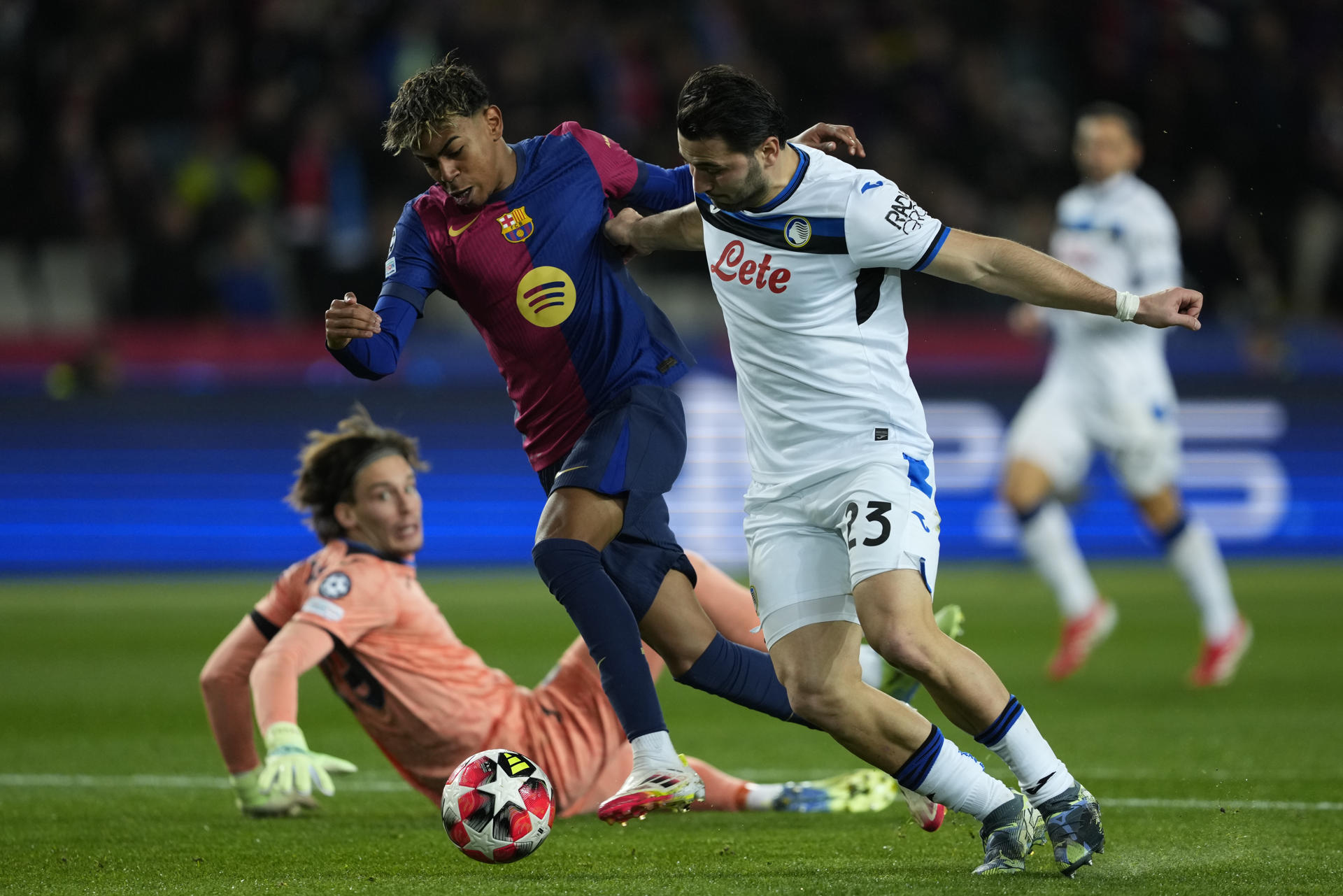 Barcelona empató ante Atalanta y dejó escapar el liderato de la Champions