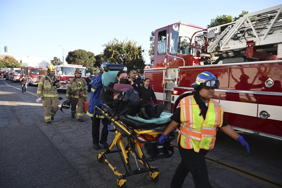 Al menos dos muertos tras chocar una avioneta contra un almacén en California