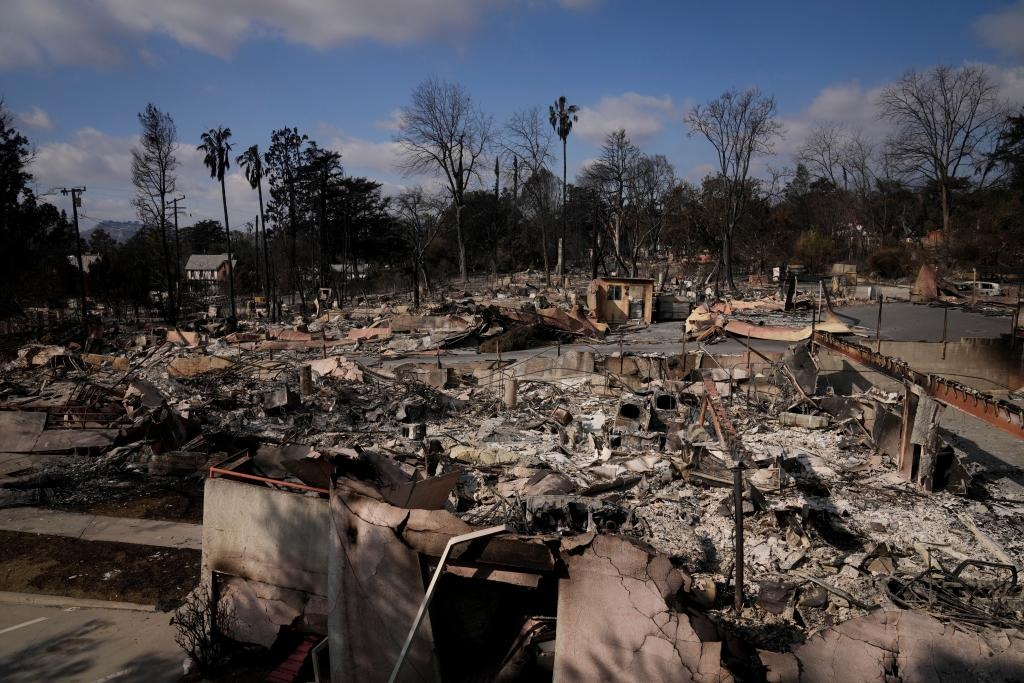 Trump planea ir a Los Ángeles en su primera semana para ver la zona afectada por los incendios