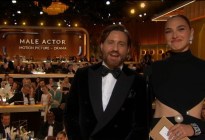 EN VIDEO: Edgar Ramírez presentó premio en los Globos de Oro junto a Gal Gadot