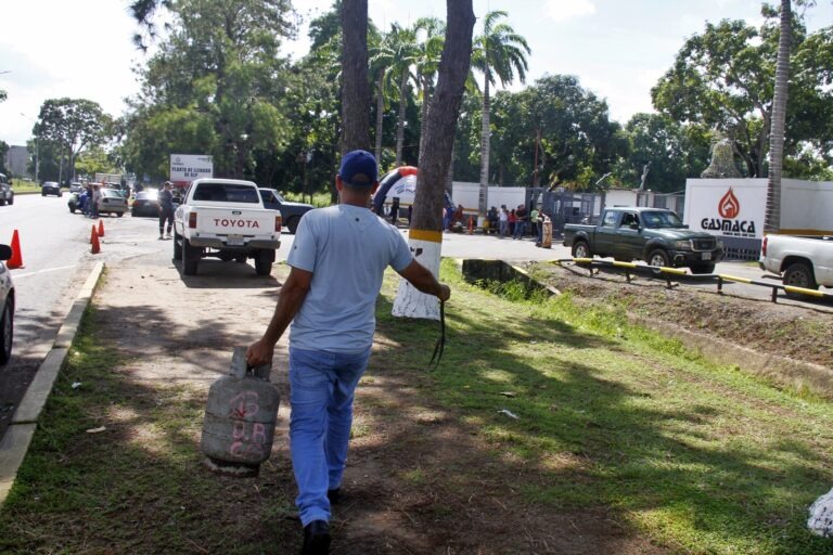 Vecinos de Palo Negro en Maturín tienen casi un mes esperando por gas doméstico