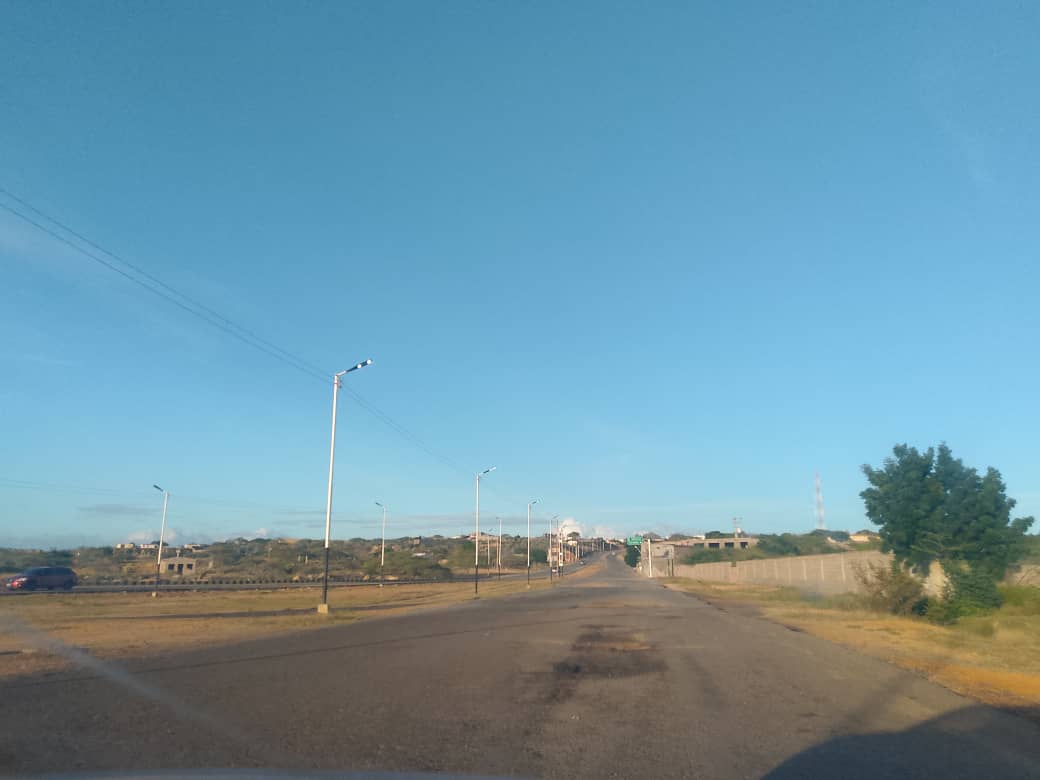 Carretera hacia las playas de Los Taques en Falcón está full de huecos