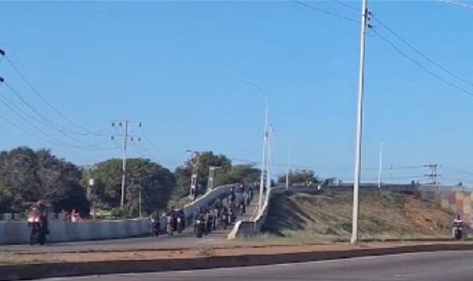 Uniformados encapuchados recorren en caravana a Coro y Punto Fijo