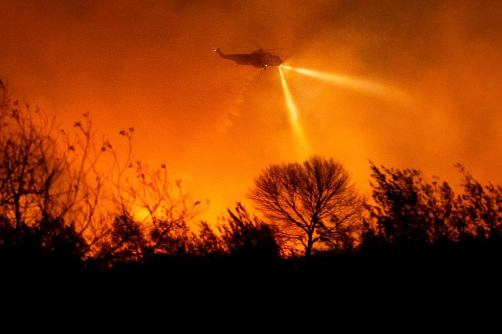 Devastadores incendios continúan: Amenaza “particularmente peligrosa” estalla en el sur de California