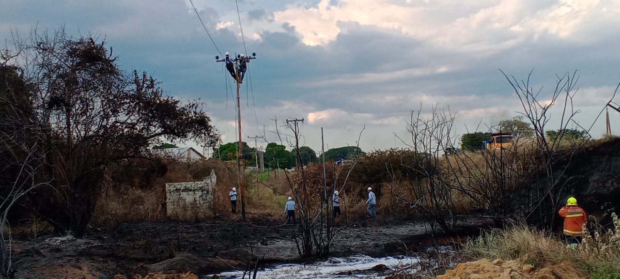 Pese a que bomberos controlaron el incendio del gasoducto en Anaco, la gente sigue aterrada