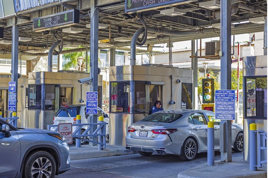 Intentaban cruzar a California, pero los detuvieron en la frontera: ocultaban esto en el tanque de gasolina