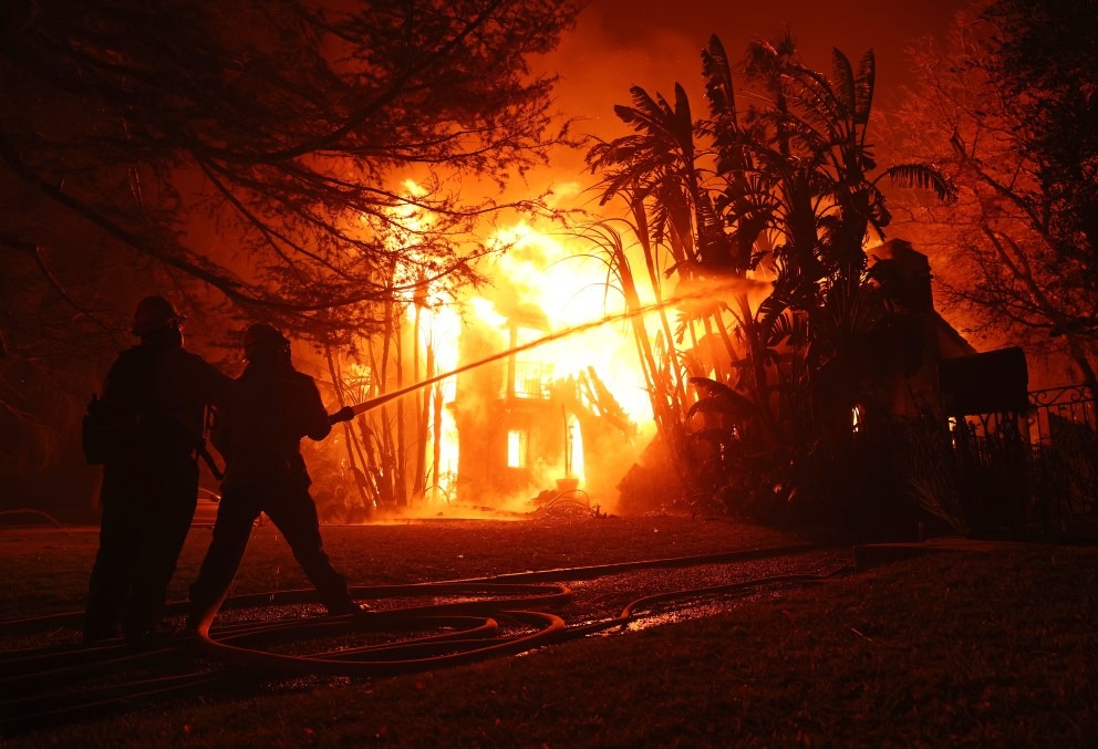 Muertos por incendios fuera de control en California aumentan a cinco