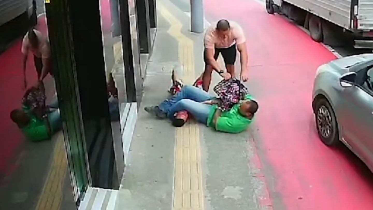 Impactante VIDEO: Luchador atrapó a un ladrón haciendo una llave de jiu-jitsu en medio de la calle