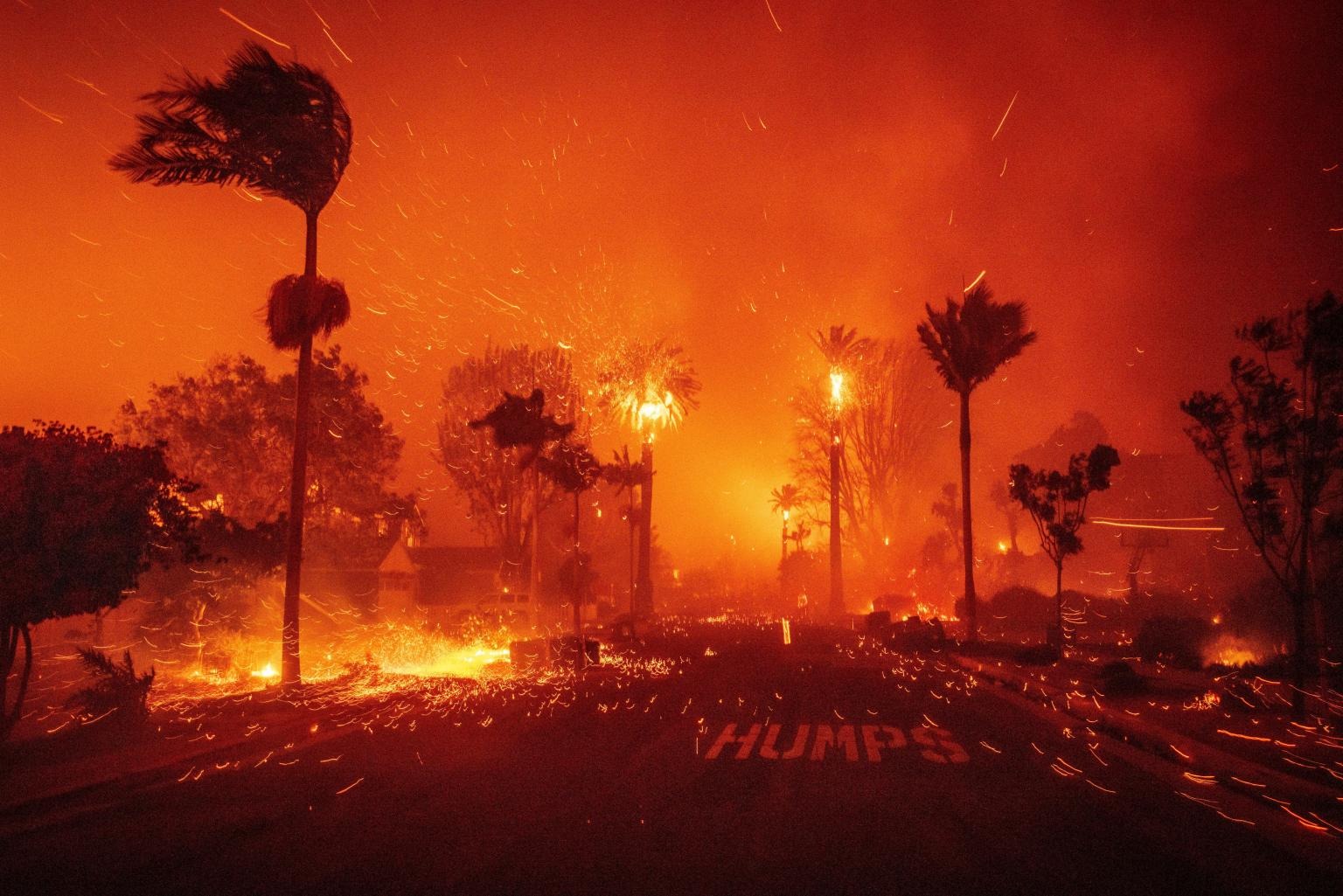 Qué provoca los vientos de Santa Ana y cómo alimentan los incendios de Los Ángeles