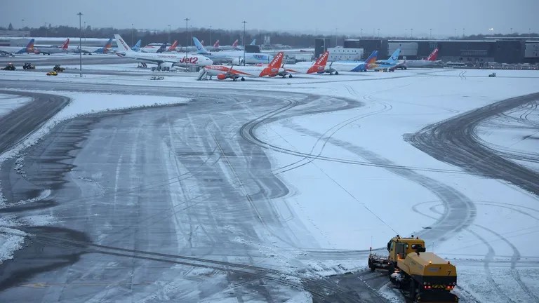 Fuerte nevada provocó cierres en los aeropuertos británicos y caos en el transporte