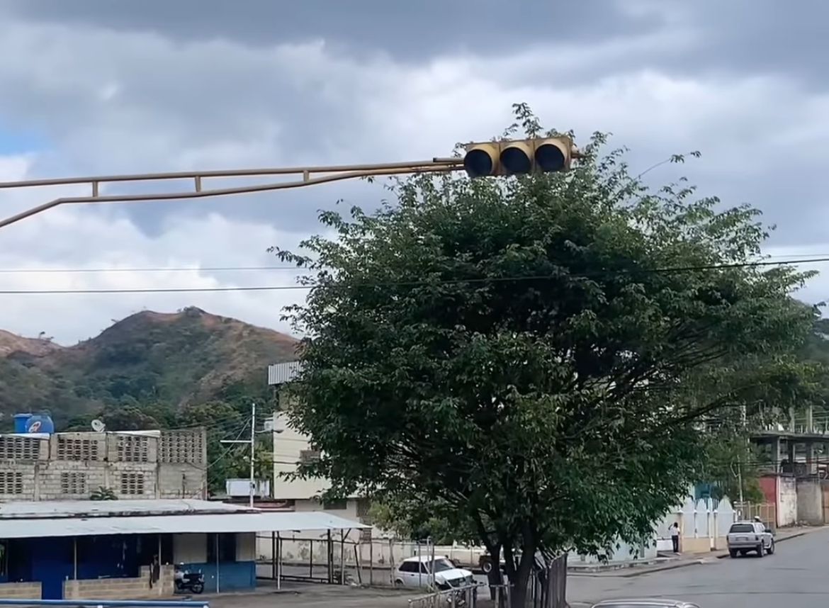 Semáforos dañados son un peligro para transeúntes en San Juan de los Morros