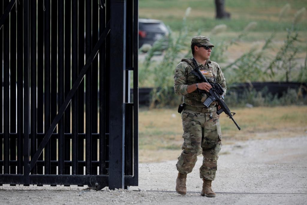 Trump ordenó el despliegue de tropas en la frontera con México