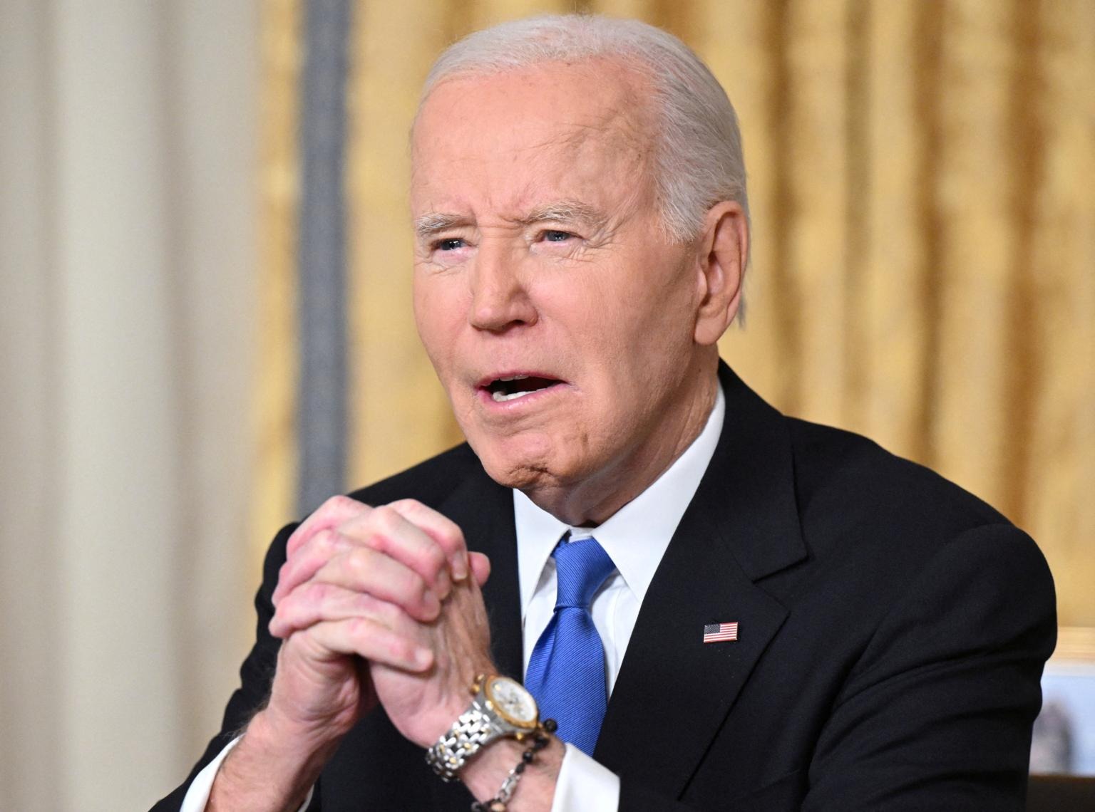 Biden se sentó sobre una almohada para elevarse durante su discurso de despedida (FOTOS)