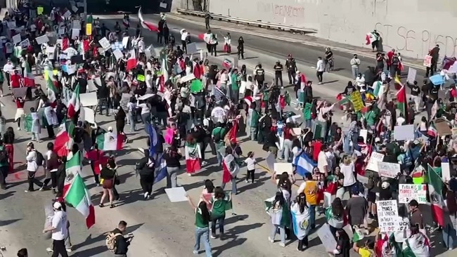 “No muerdas las manos que te dan de comer”: Marchas en Los Ángeles por redadas y deportaciones