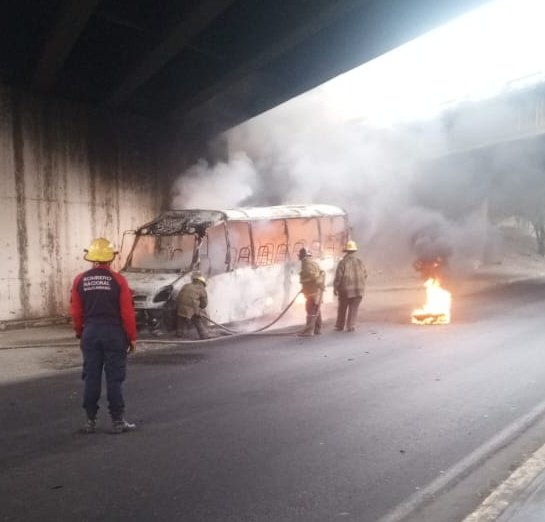 IMÁGENES: autobús se incendió debajo de un puente en Turmero este #4Feb