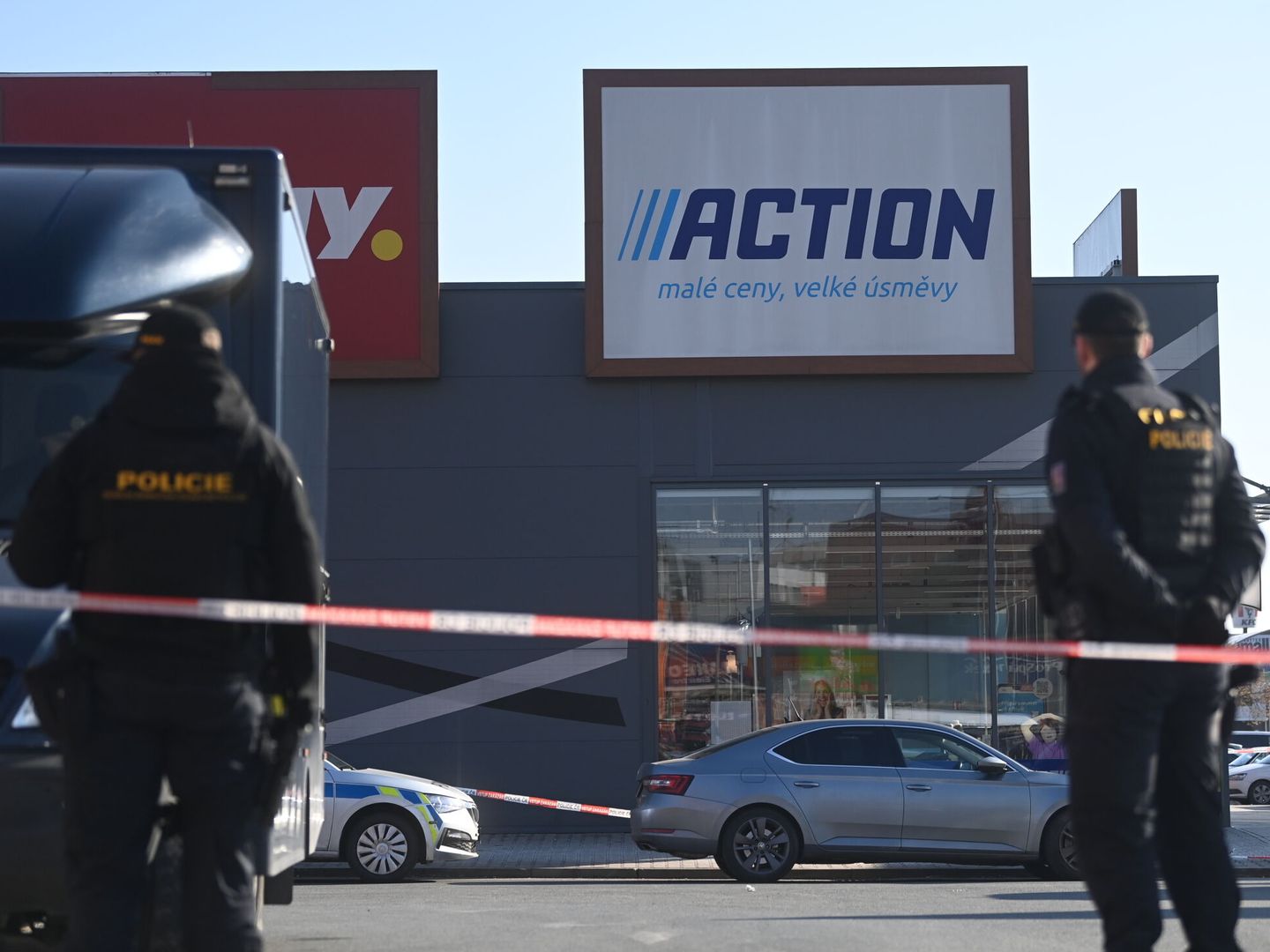 Joven de 16 años acuchilló a dos mujeres en una calle comercial en la República Checa