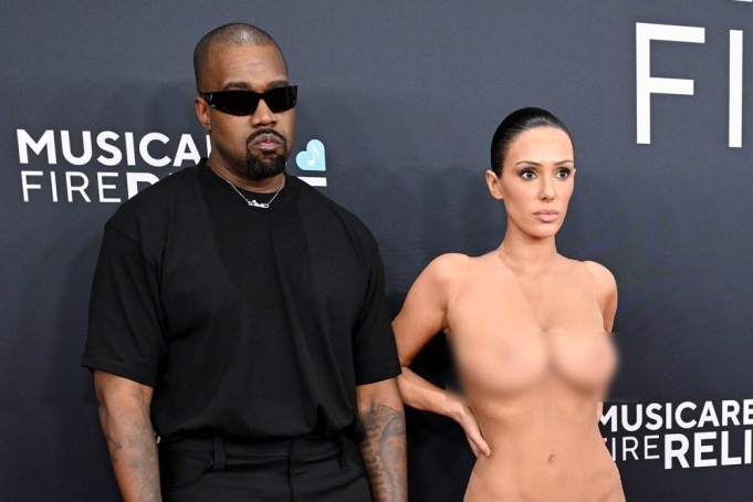 Bianca Censori, la novia de Kanye West, se presentó DESNUDA en la alfombra roja de los Grammy (IMÁGENES)