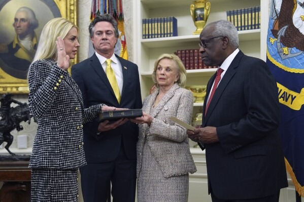 Pam Bondi jura como fiscal general: Departamento de Justicia se prepara para importante reestructuración